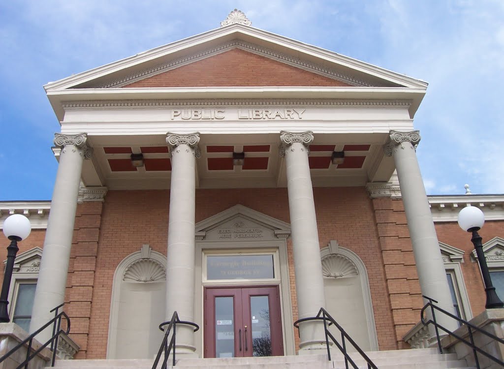 BRANTFORD - entrance - former Carnegie Library (1904)