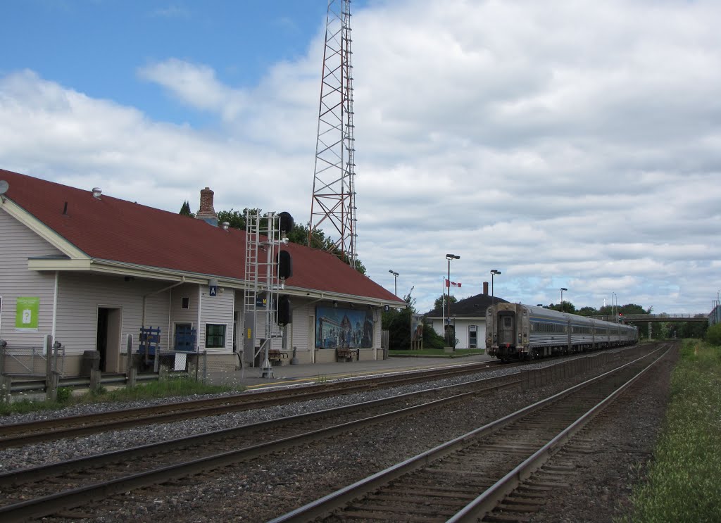 The Brockville train station has been in service since 1855 on the Grand Trunk Railway (GTR) and the CNR after 1923 between Montreal and Toronto.  Trains from Ottawa to Toronto merge here with the ones from Montreal to Toronto.  The Brockville  & Ottawa R