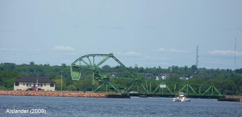 Kingston: draw bridge across Cataraqui River (Lasalle Causeway) / Zugbruecke