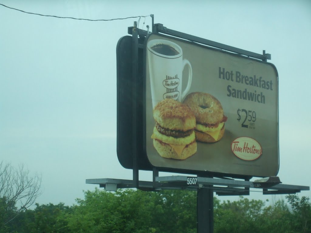 Reklameschild einer Tim-Hortons-Filiale irgendwo in Kingston am 25. Juni 2009