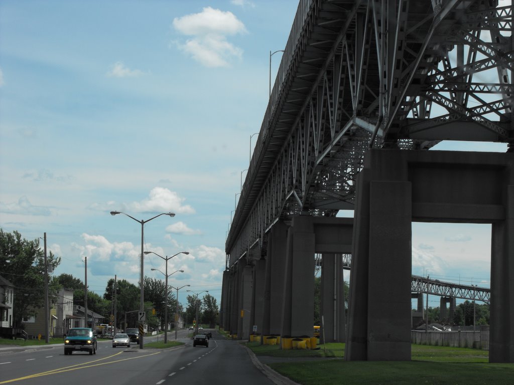 International bridge from Cornwall to USA