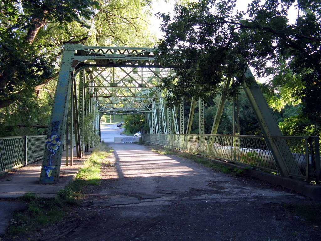St_Paul_Crescent_Bridge_N