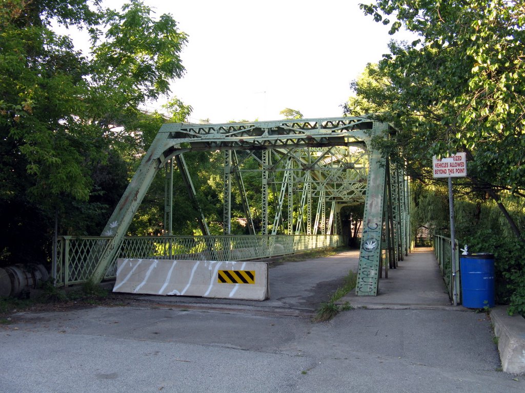 St_Paul_Crescent_Bridge_S