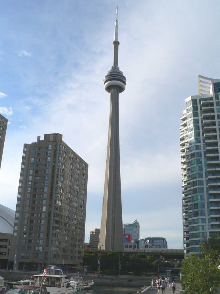 Canada, la ville de Toronto et la Tour CN, la Tour Nationale du Canada est une tour de 553,33 mètres de haut
