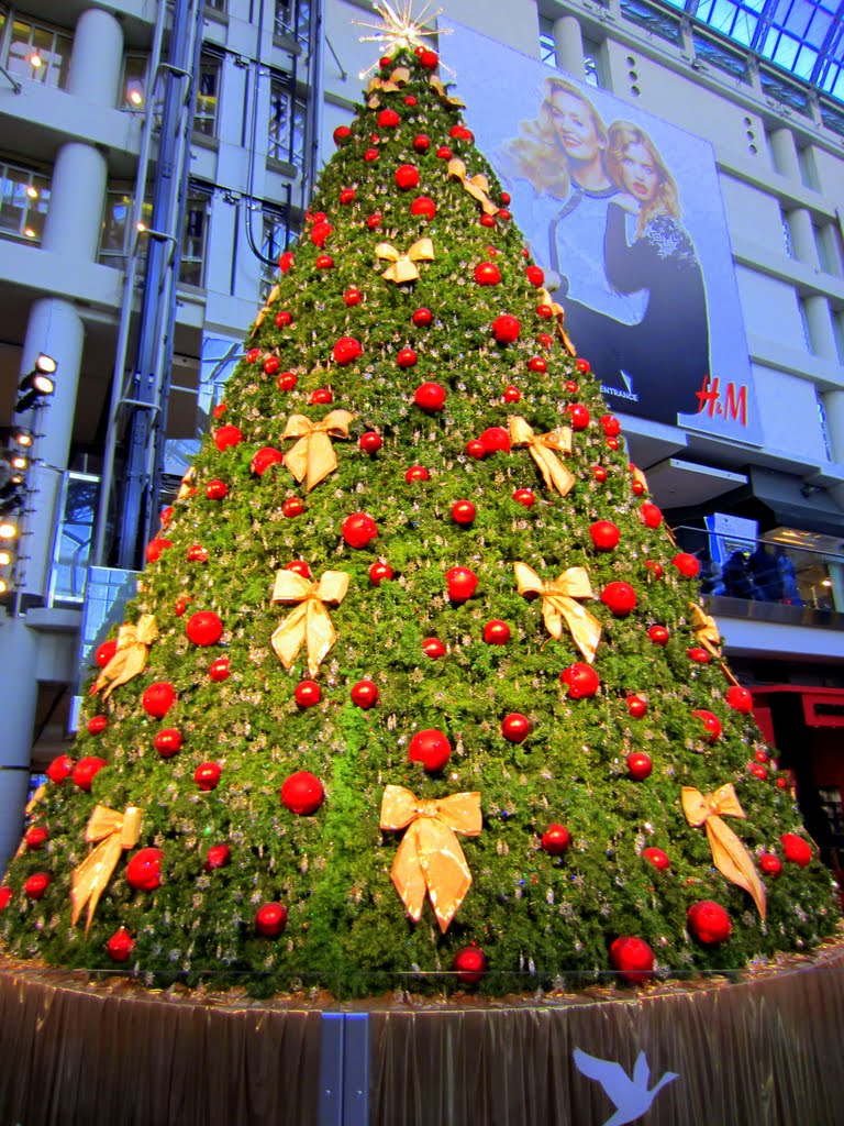 Swarovski Christmas tree ---Eaton Centre