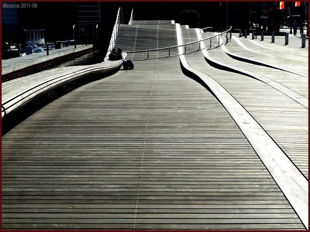 Harbourfront, Wave deck - build 2009. Architect Adriaan Geuze (Holland)