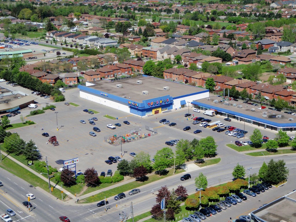Toys R Us Mall in Thornhill