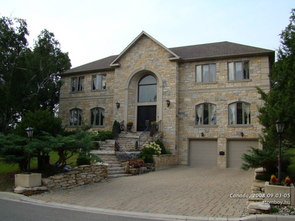 A nice building in Thornhill