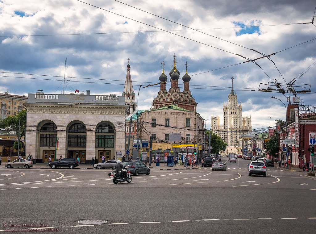 <i> A View of metro station "Taganskaya", Church of St. Nicholas in Bolvanovka and Kotelnicheskaya Embankment Building / Вид на ст. метро "Таганская", Храм святителя Николая Чудотворца на Болвановке и жилой дом на Котельнической набережной