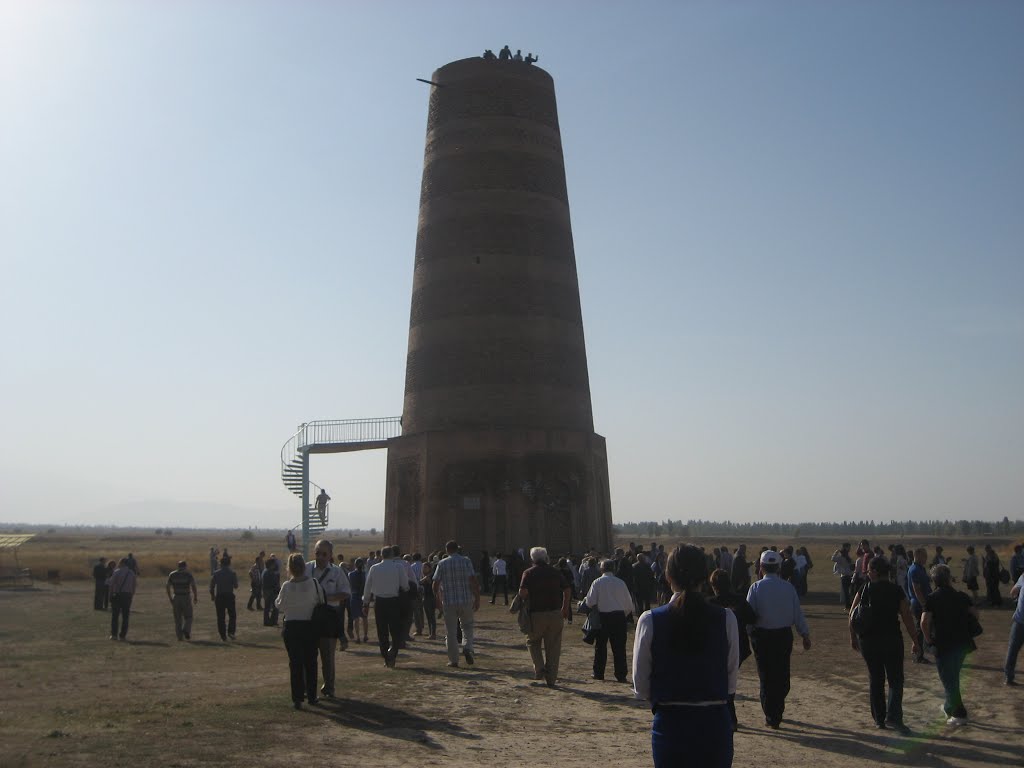 Kırgızistanın Tokmok ilçesi (Yusuf has Hacipin Köyü yakınlarında sadece minaresi kalmış bir cami)