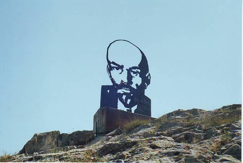 На горе металлический Ленин в Араване