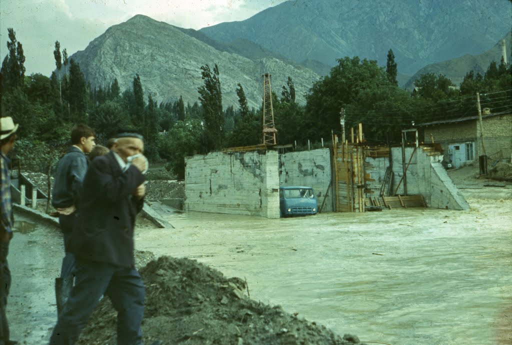 Кадамжай Водозабор во время селя.. Последствия селя 06. 1977. фото А.А. Шмидт.