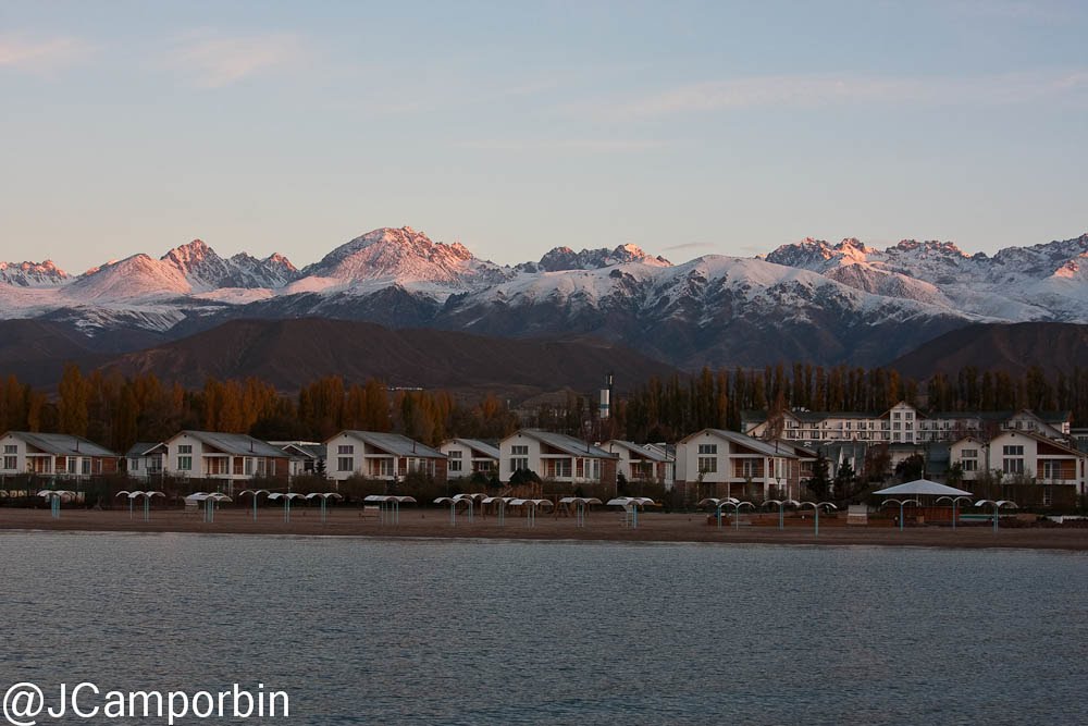 Cholpon Ata. Amanecer. Hotel Kapriz