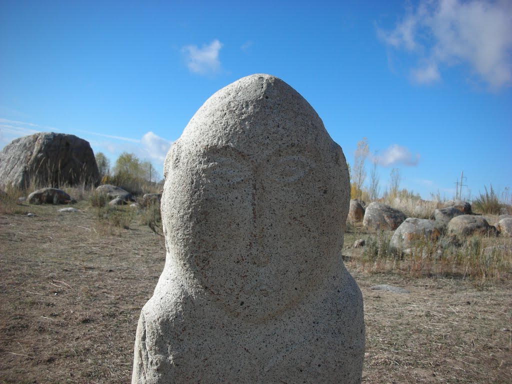 Kyrgyzstan - Issik kul lake - Petroglyfics a friendly eternal face- Nov 11