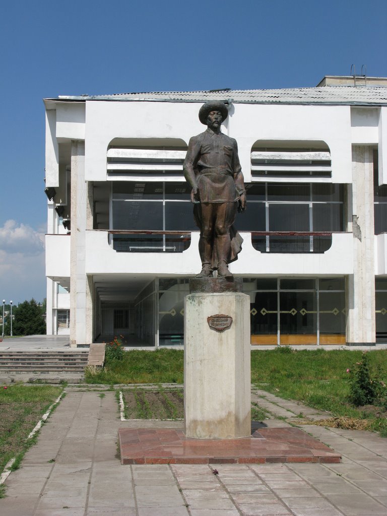 Osh, Orozbekov monument