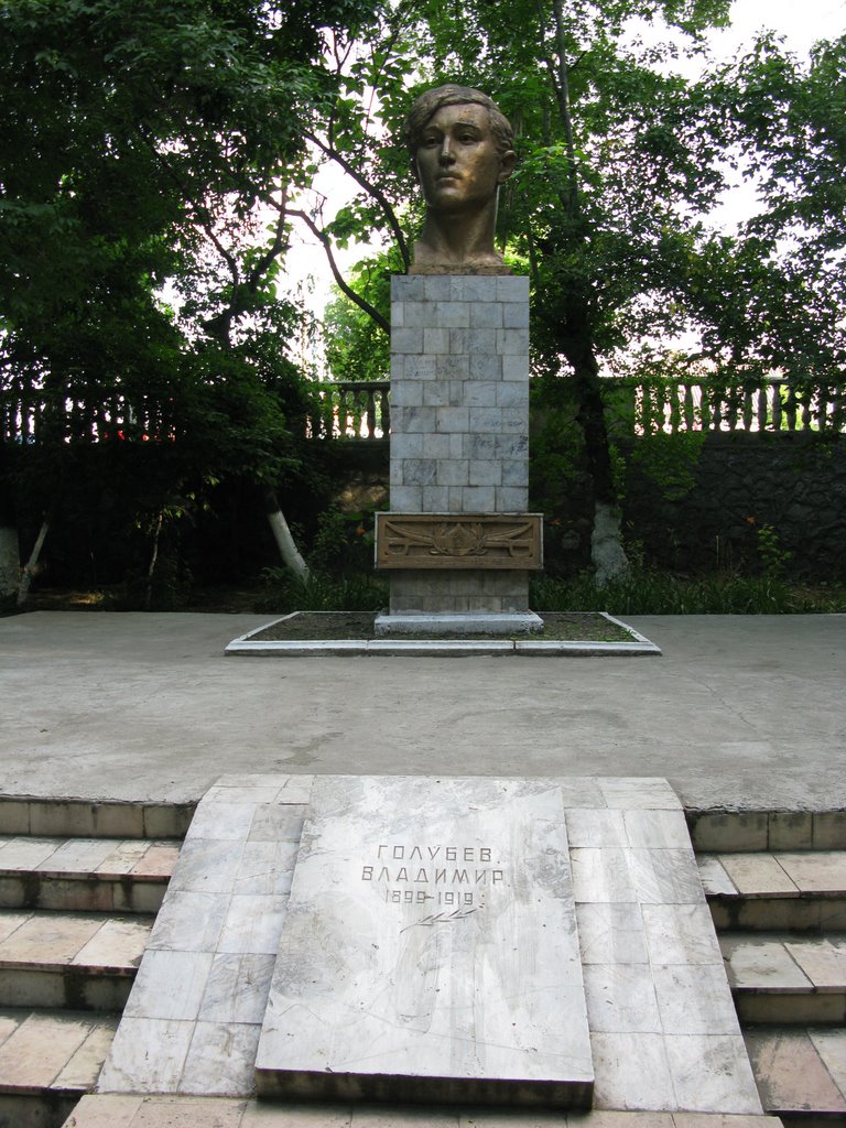Osh, Toktogul public park, Vladimir Golubev monument