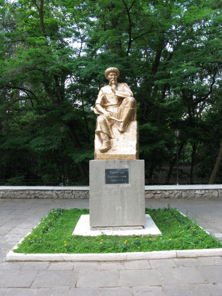Osh, Toktogul public park, Toktogul monument