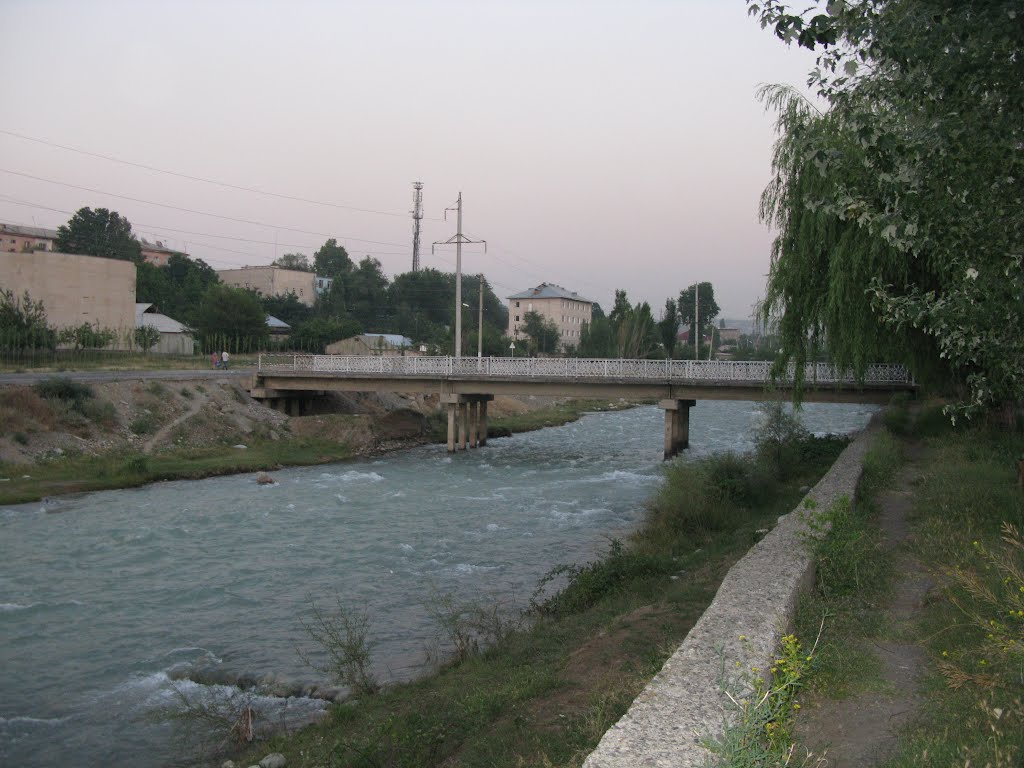 Osh, foot-bridge over Akbura river (~S)