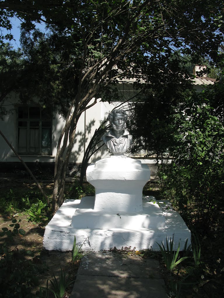 Osh, sanatorium, Pushkin sculpture