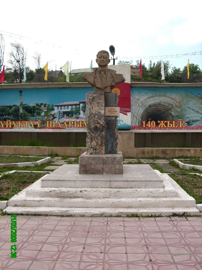 památnik před parkem