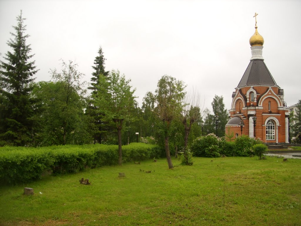 Краснотурьинск. Зелень у часовни.