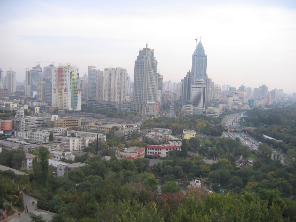 在红山顶上向东南方向观望