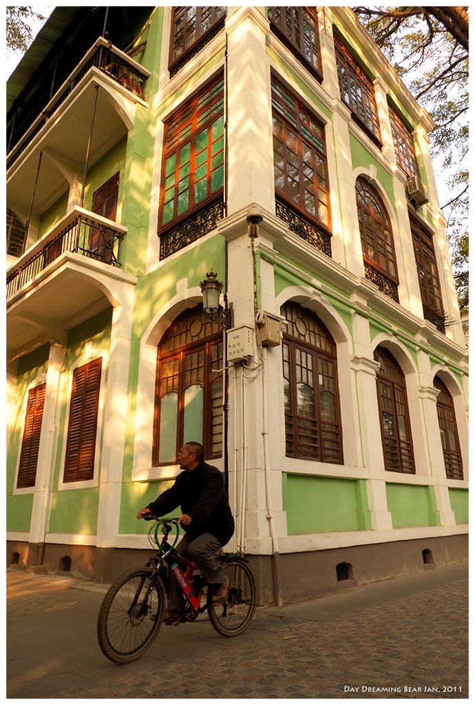 骑自行车的人与唐楼 (Cycling man & tenement)