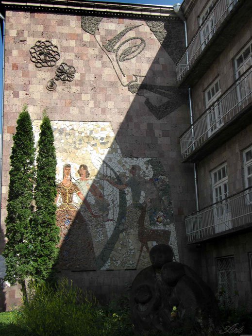 Кировакан, Здание Ванадзорского Пед. института им. Х. Абовяна. Мозаика Саят Нова