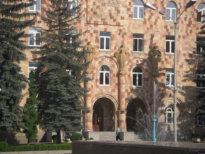 Кировакан, Центральная площадь. Здание мэрии
