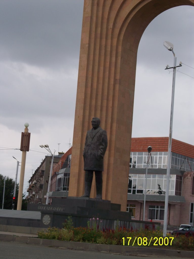 Aznavours statue in Star square