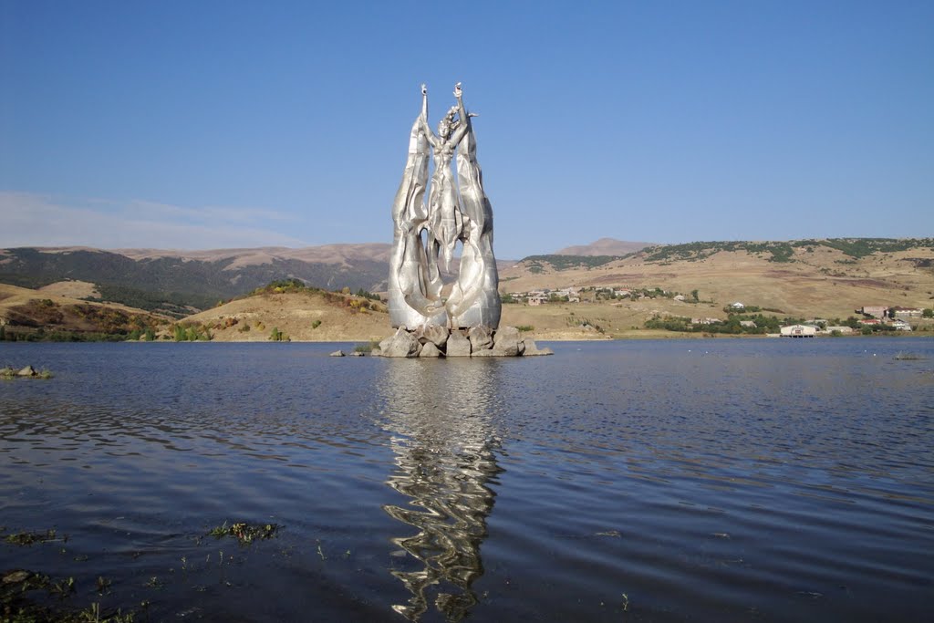 Aghbyurak Reservoir, Monument in the water