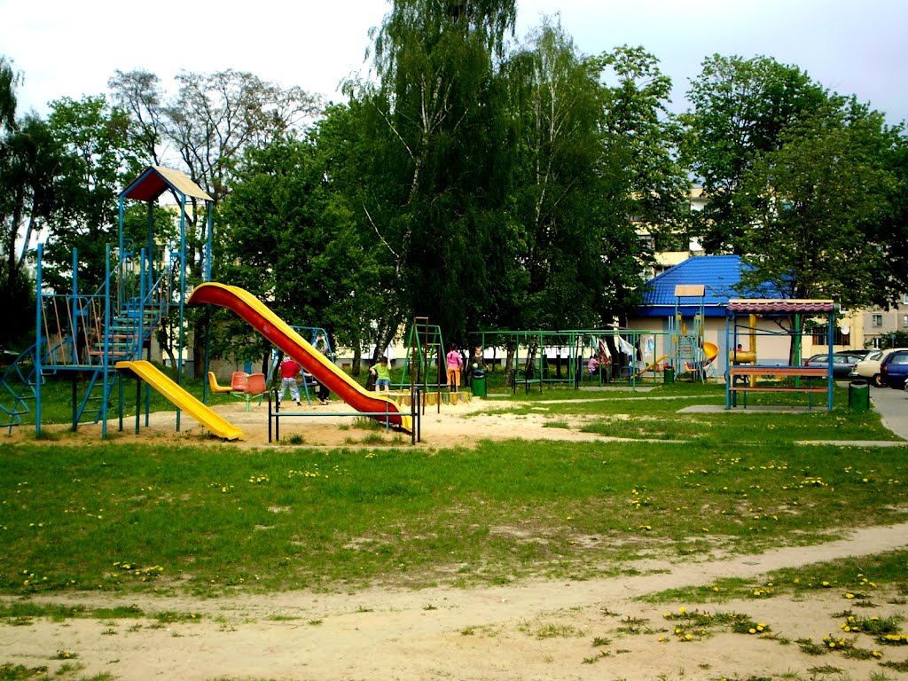 У двары дома №112 па вул. Леніна