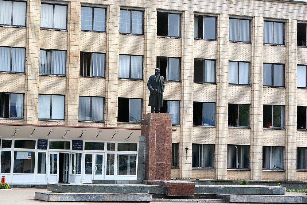 Райвыканкам і помнік Леніну.