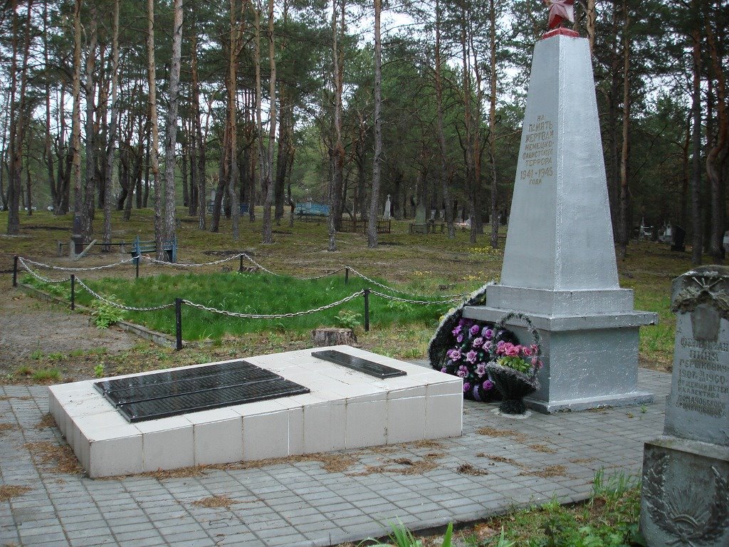 Памятник расстрелянным евреям (весна 2007г.)