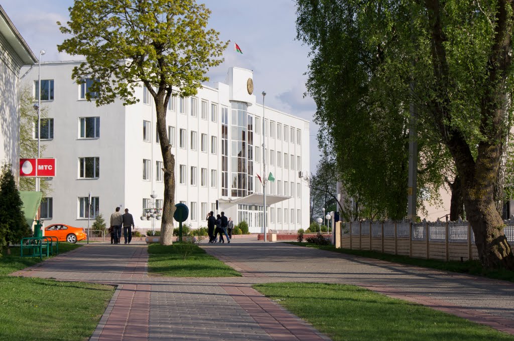 2011-05-02 Беларусь, г.Ивацевичи. Дом Советов.