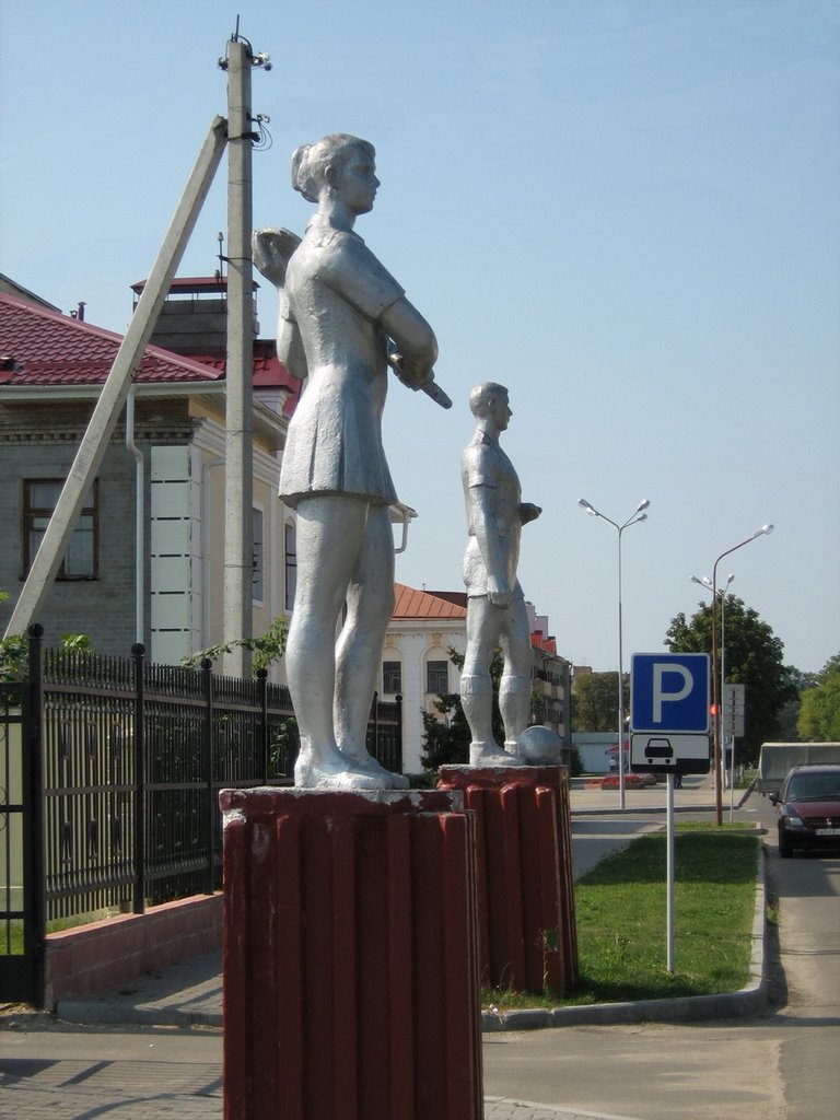 ►Статуи возле стадиона