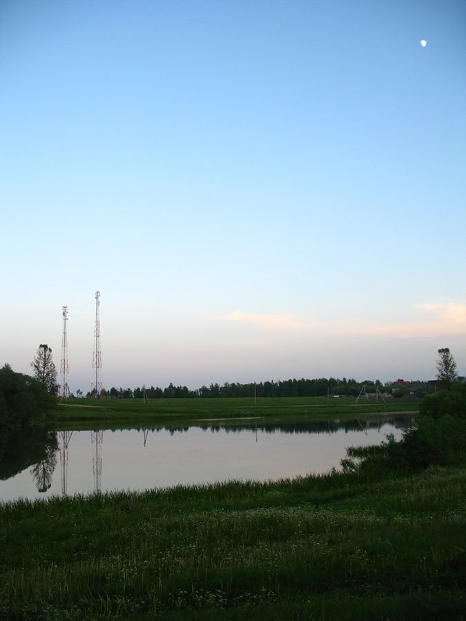 Biahomĺ lake, GSM towers & moon