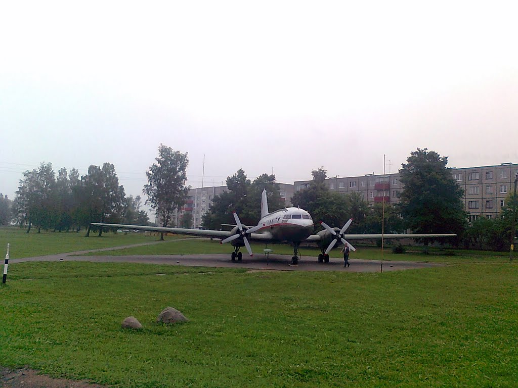 Самолет-памятник