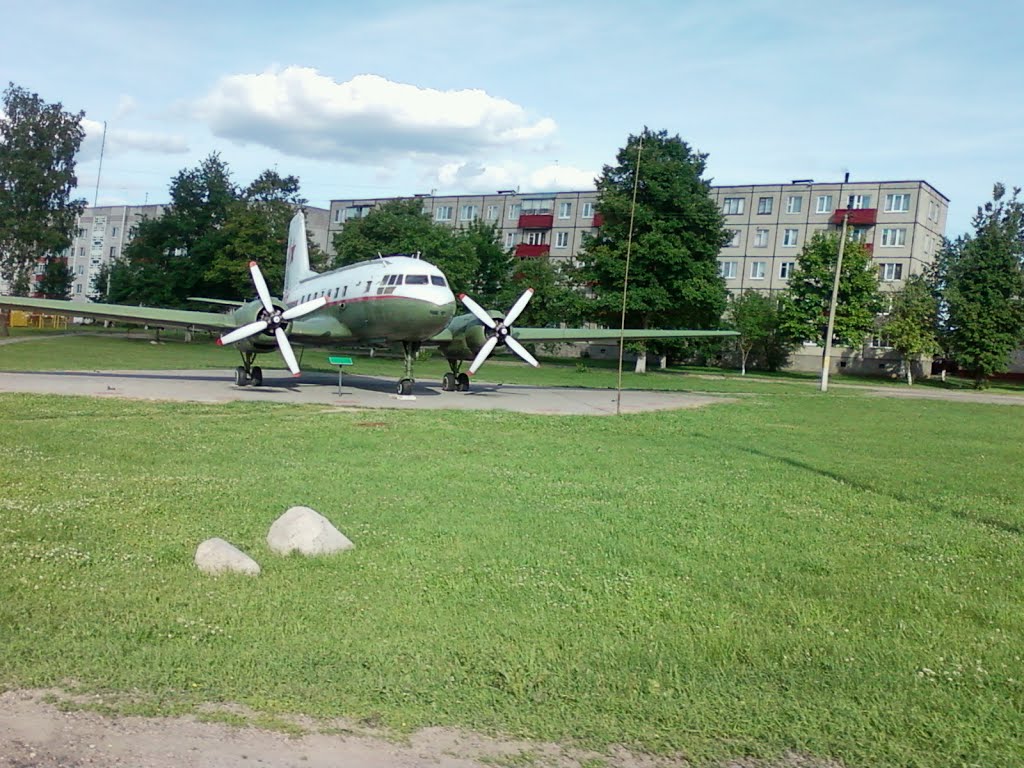 Помнік "партызанскаму" ЛІ-2 (ён жа ПС-84, ён жа  Douglas DC-3).