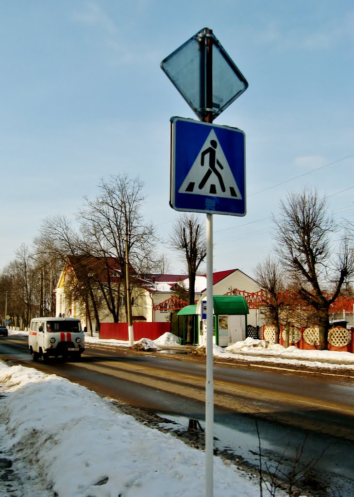 27.02.2013 14:36  Улица Коммунистическая. Вид от пешеходного перехода в направлении Дома культуры.