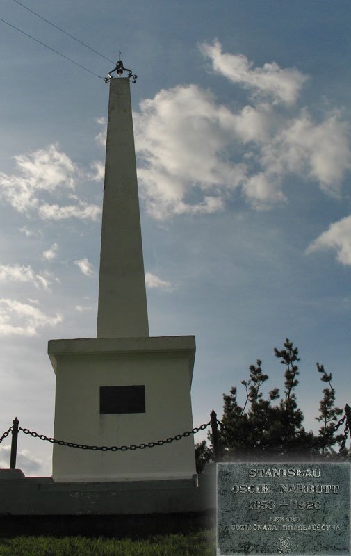 The memorial to enlightener Stanislaŭ Narbur at castle hill in Braslaŭ