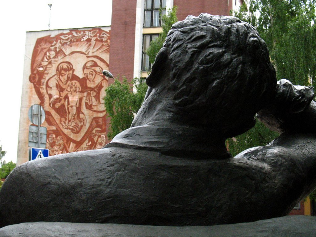 Monument to Marc Chagall & wall-wide picture at the factory