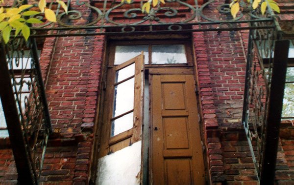 Balcony whithout floor at old house at Siannaja sqare (Chmiaĺnickaha) in Viciebsk