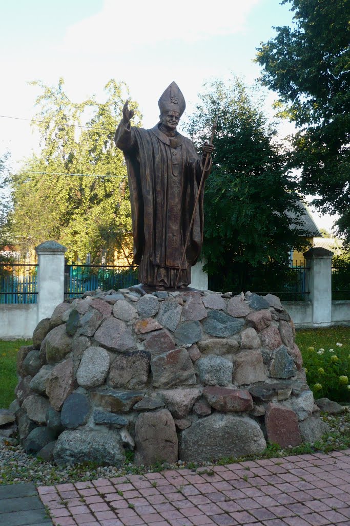 Statue Pope John Paul II / Lepel / Belarus