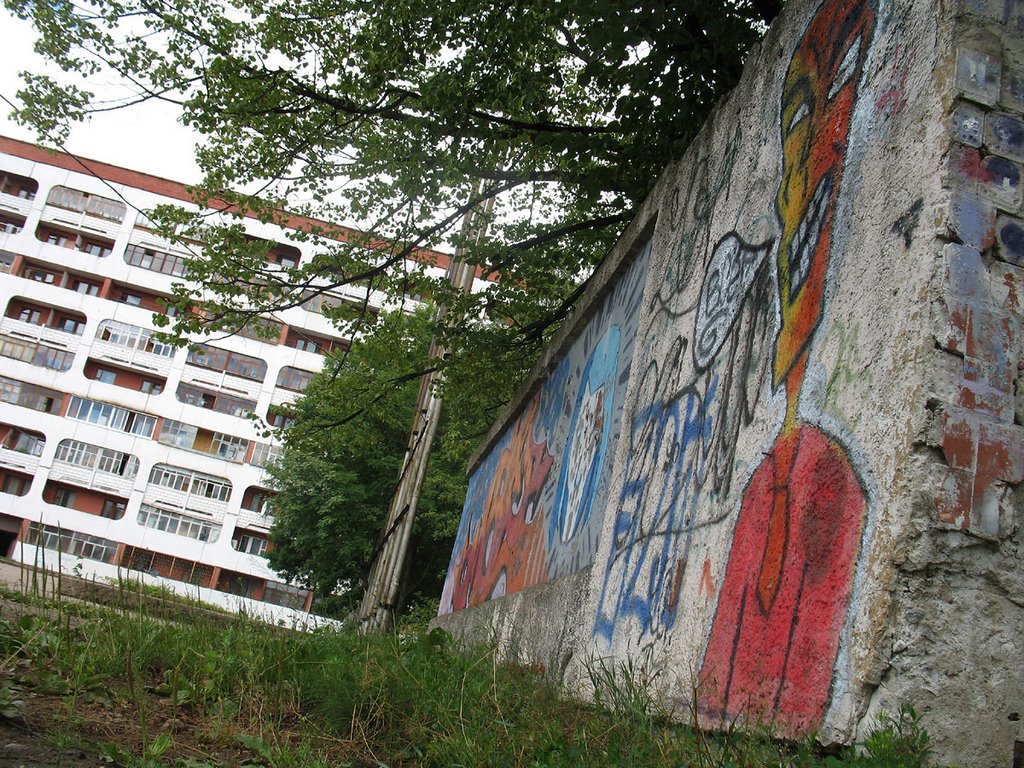 Graffiti near Atlant stadium & Budaŭnikoŭ square in Navapolack