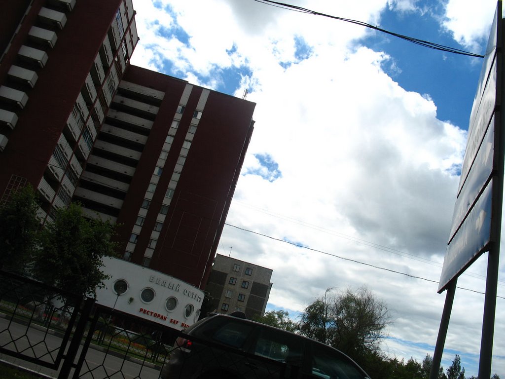 Building & signes at the crossroad of Maladziožnaja & Kalinina streets in Navapolack