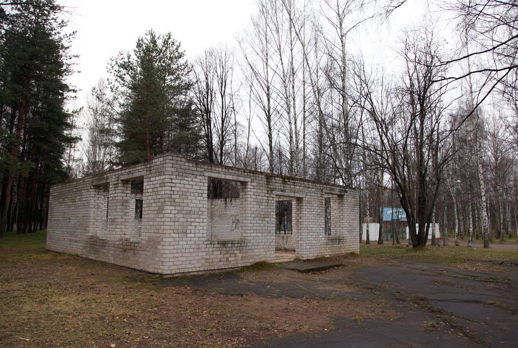 Разрушенный павильон в парке