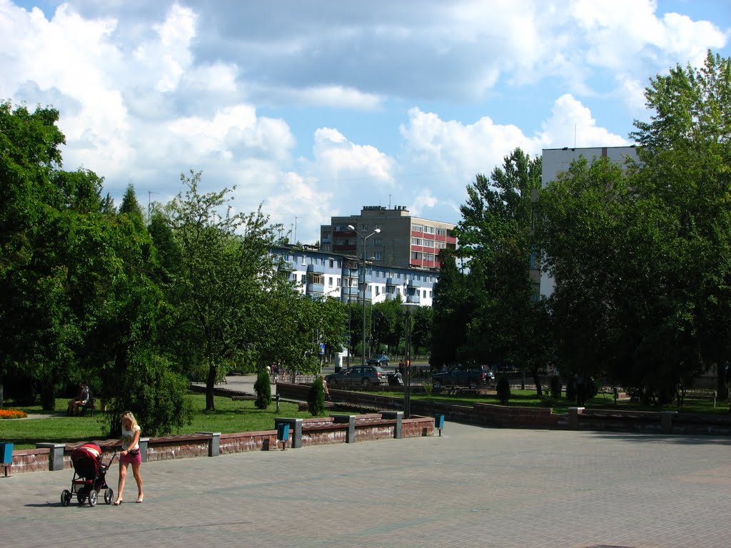 У здания ДКН  Новополоцк Молодежная 76 (июль 2010)