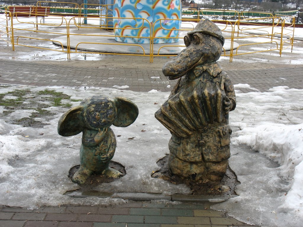 Памятник Чебурашке и крокодилу Гене / Monument to Cheburashka and crocodile Gena