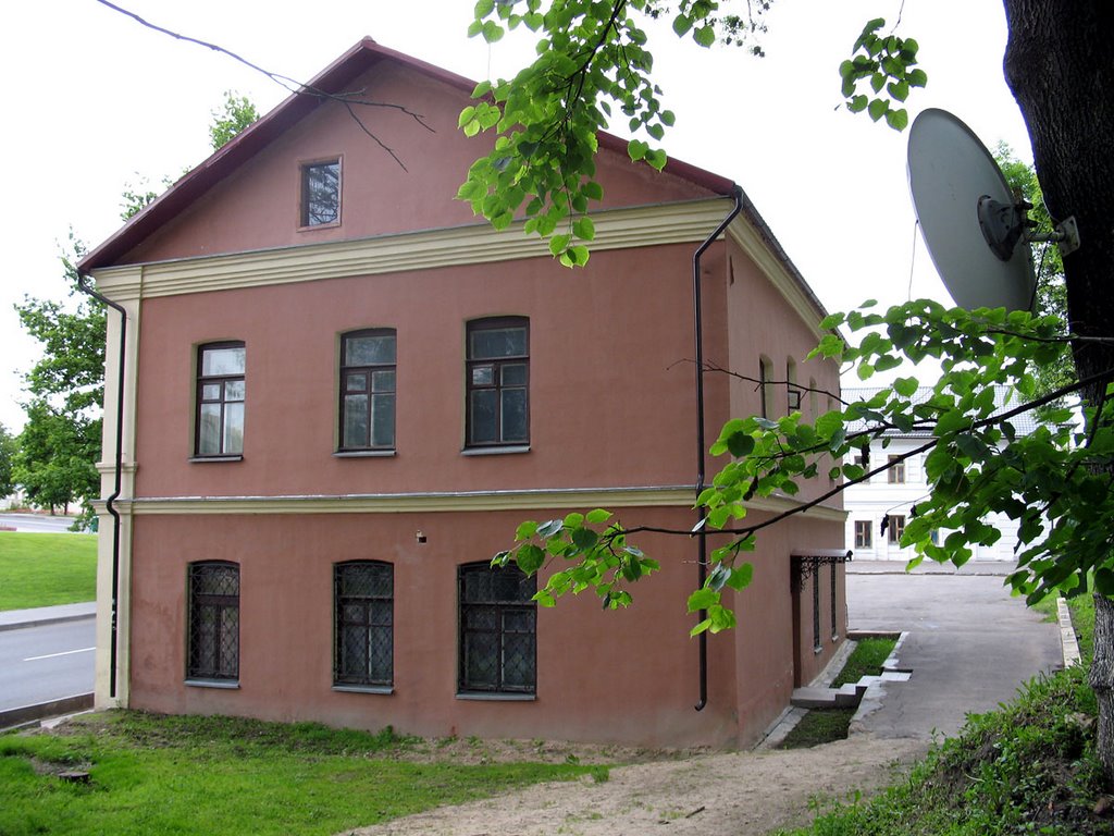 House at Eŭfrasińnia Polackaja street  with satellite antenna at the tree